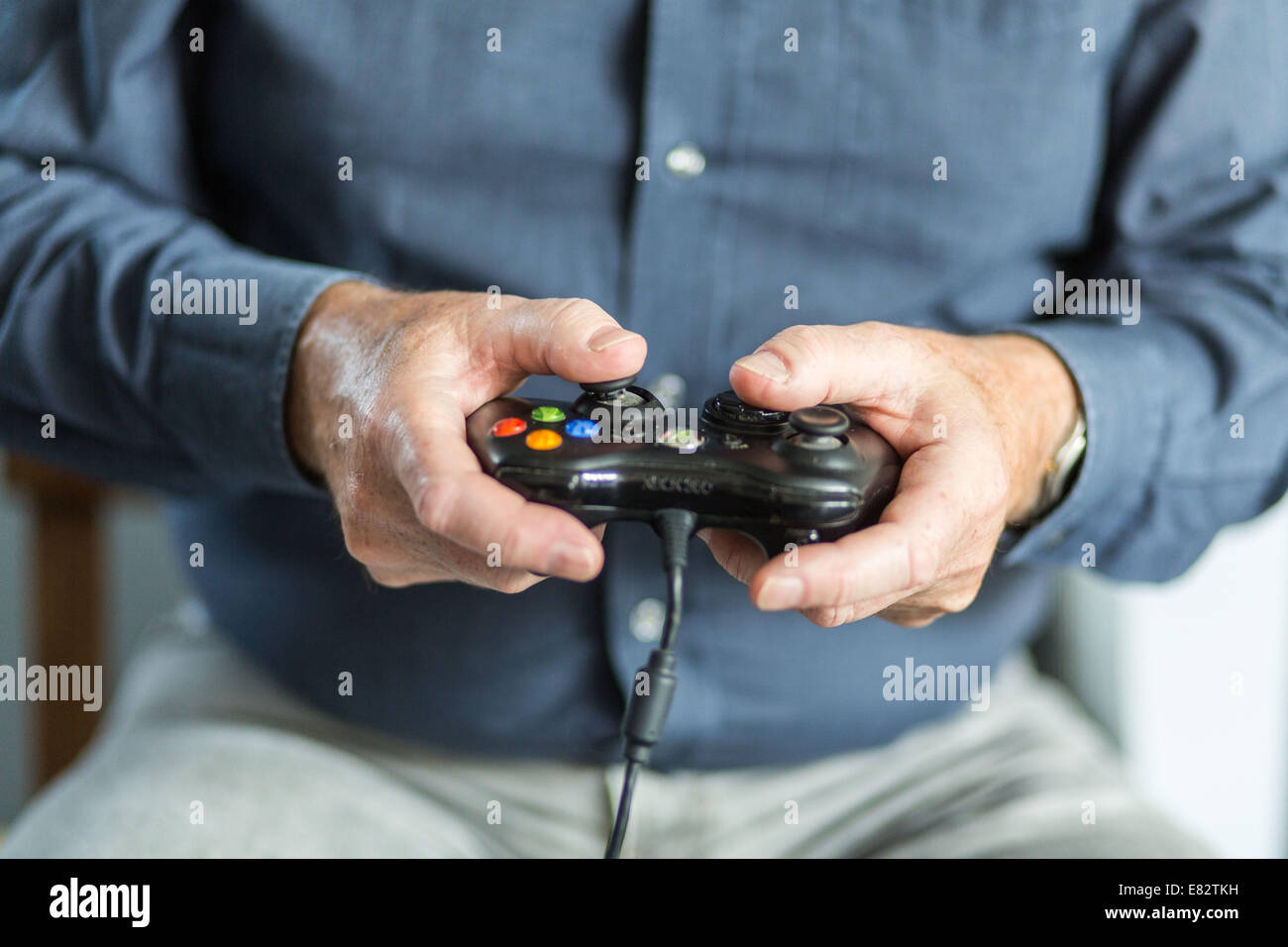 Senior giocando a un gioco per computer. Foto Stock