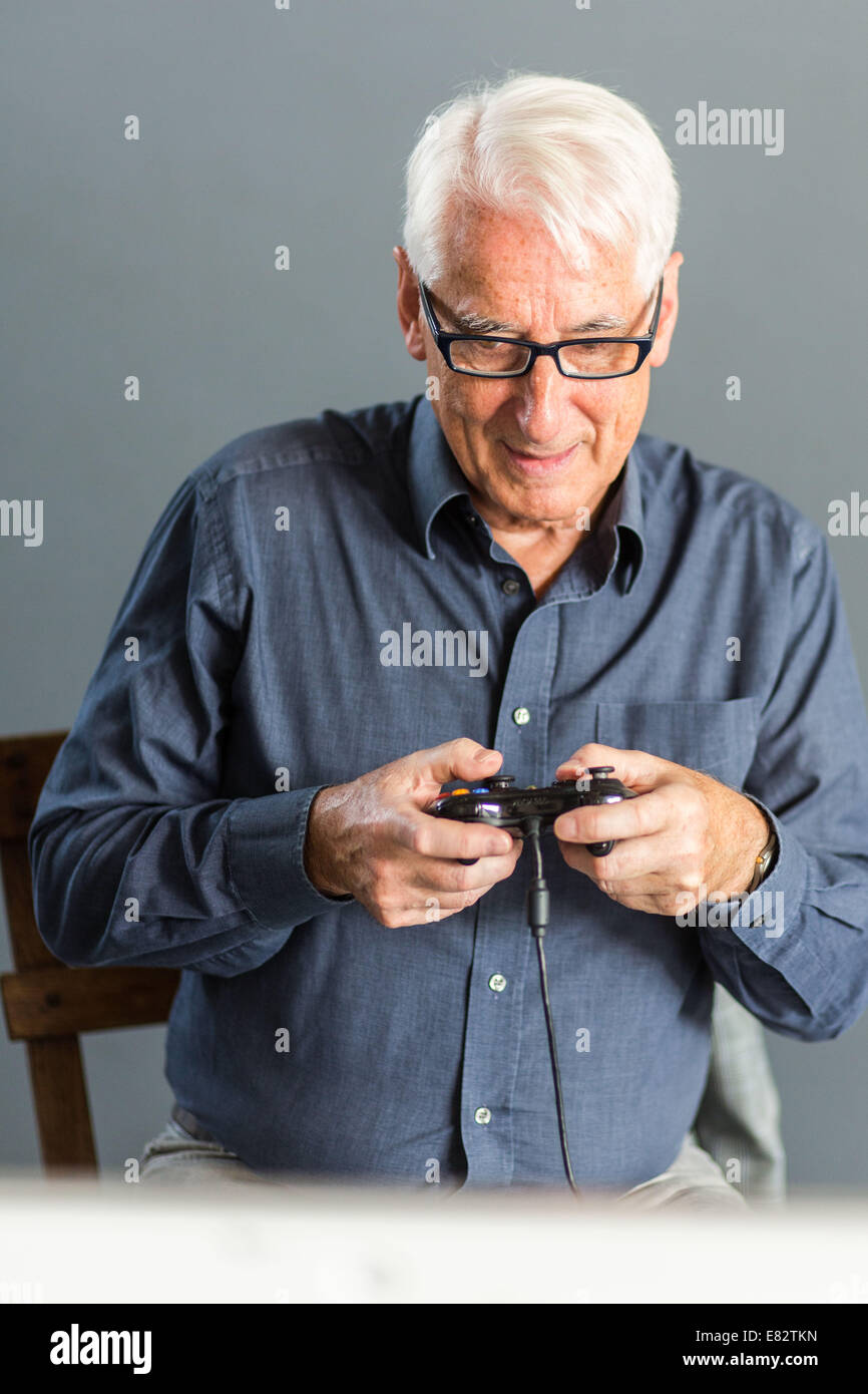Senior giocando a un gioco per computer. Foto Stock