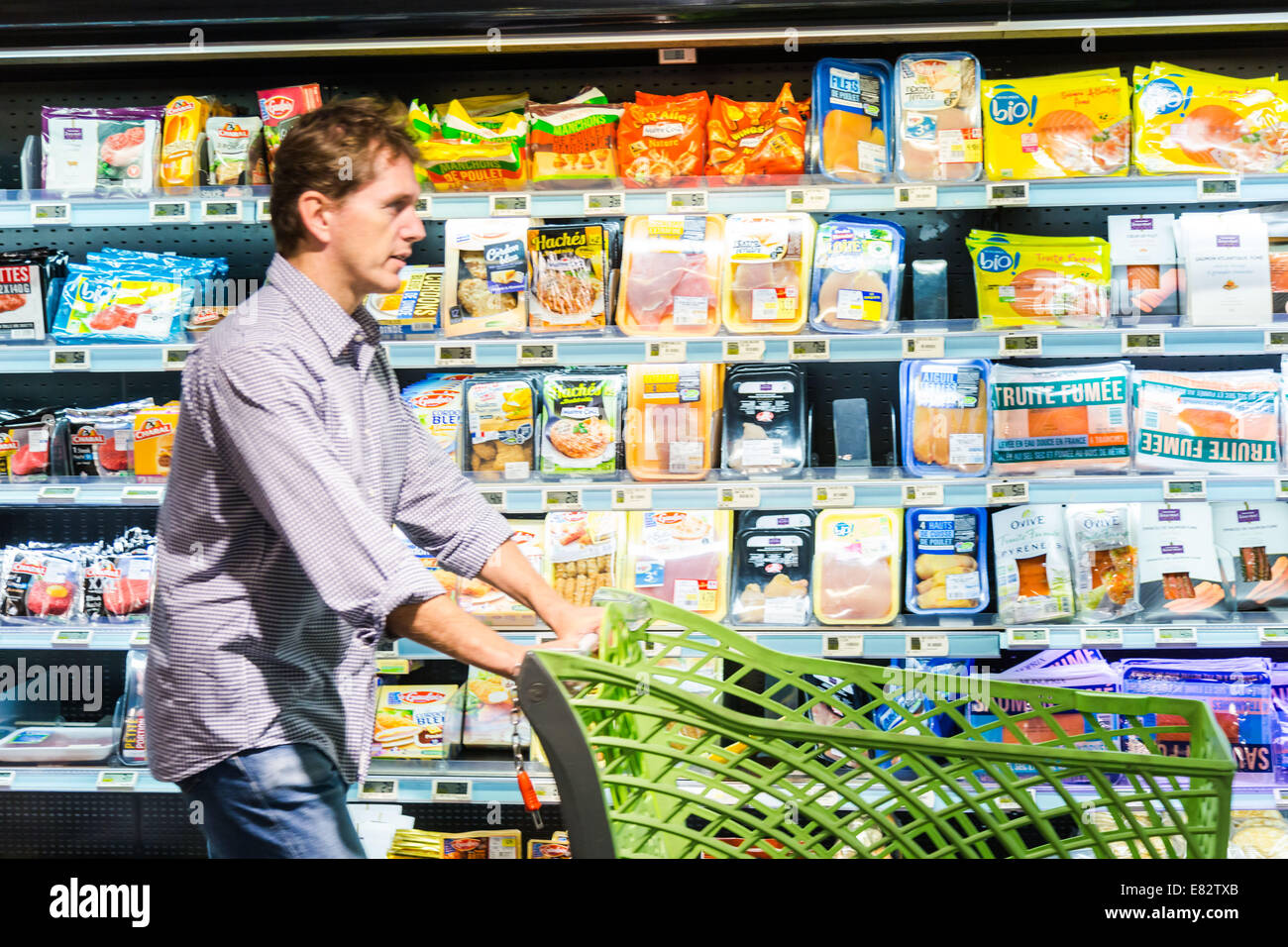 Uomo in un supermercato. Foto Stock