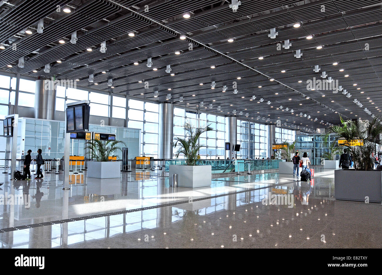 Sala partenze del terminal 3 dell'Aeroporto Internazionale Guarulhos di Sao Paulo in Brasile Foto Stock