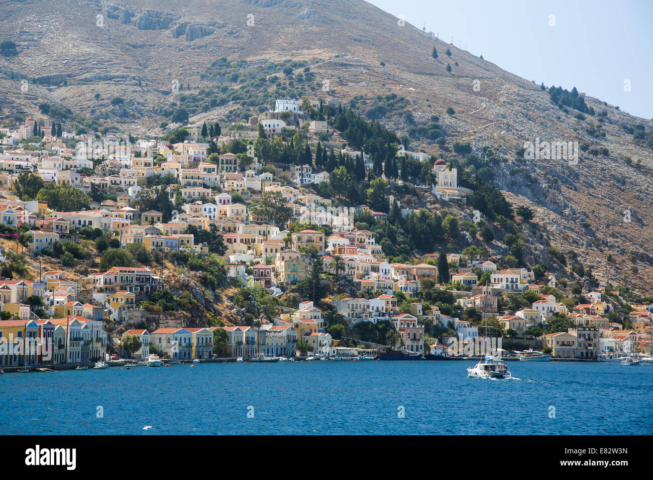 Avvicinando Symi città in barca con le case colorate Symi è famosa per la. Foto Stock