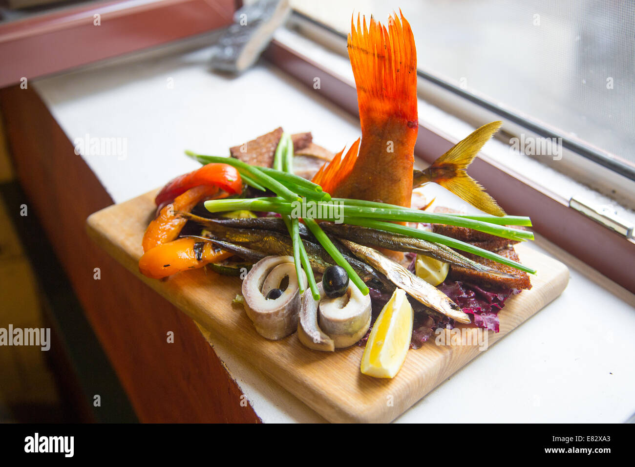 Un assortimento di pesce piatto in Cafe 371 all'interno del Mercato Centrale, Riga, Lettonia Foto Stock