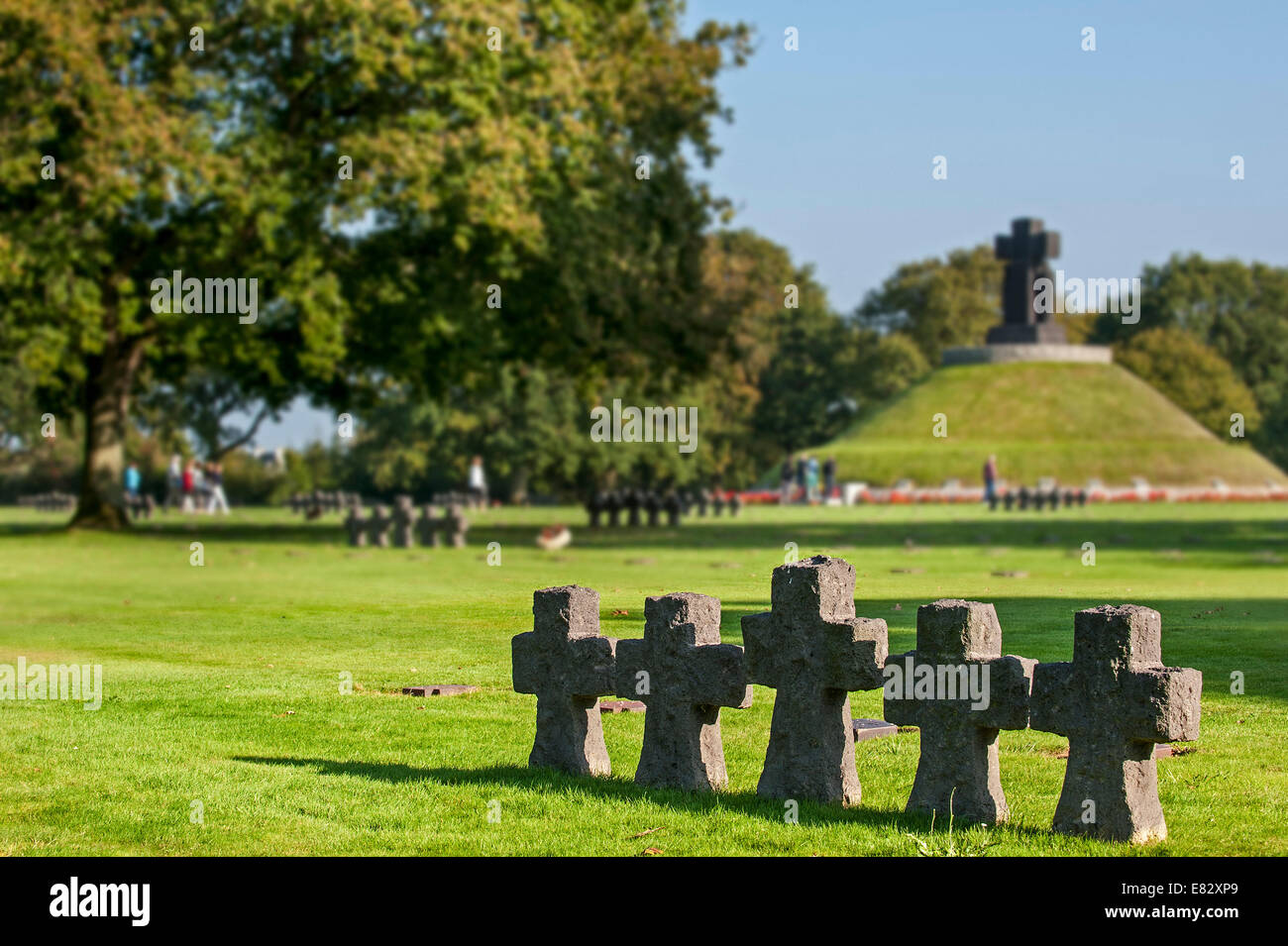 Lapidi e croci in pietra a La Cambe tedesca di seconda guerra mondiale cimitero militare, Bassa Normandia, Francia Foto Stock