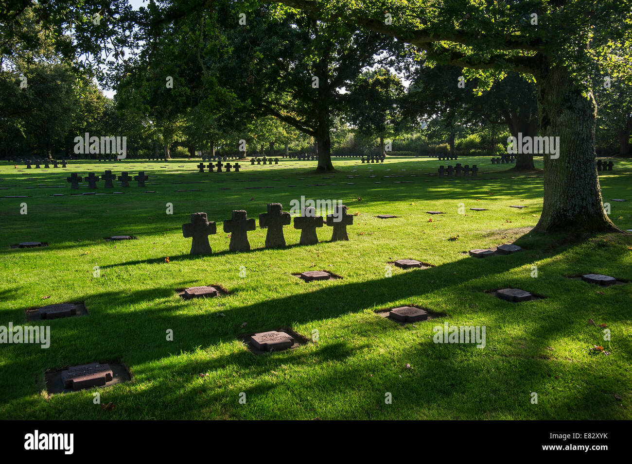 Lapidi e croci in pietra a La Cambe tedesca di seconda guerra mondiale cimitero militare, Bassa Normandia, Francia Foto Stock