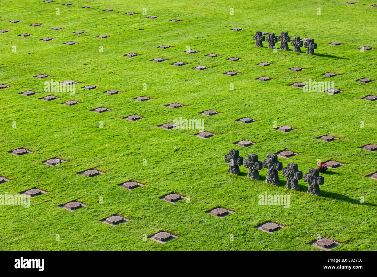 Lapidi e croci in pietra a La Cambe tedesca di seconda guerra mondiale cimitero militare, Bassa Normandia, Francia Foto Stock