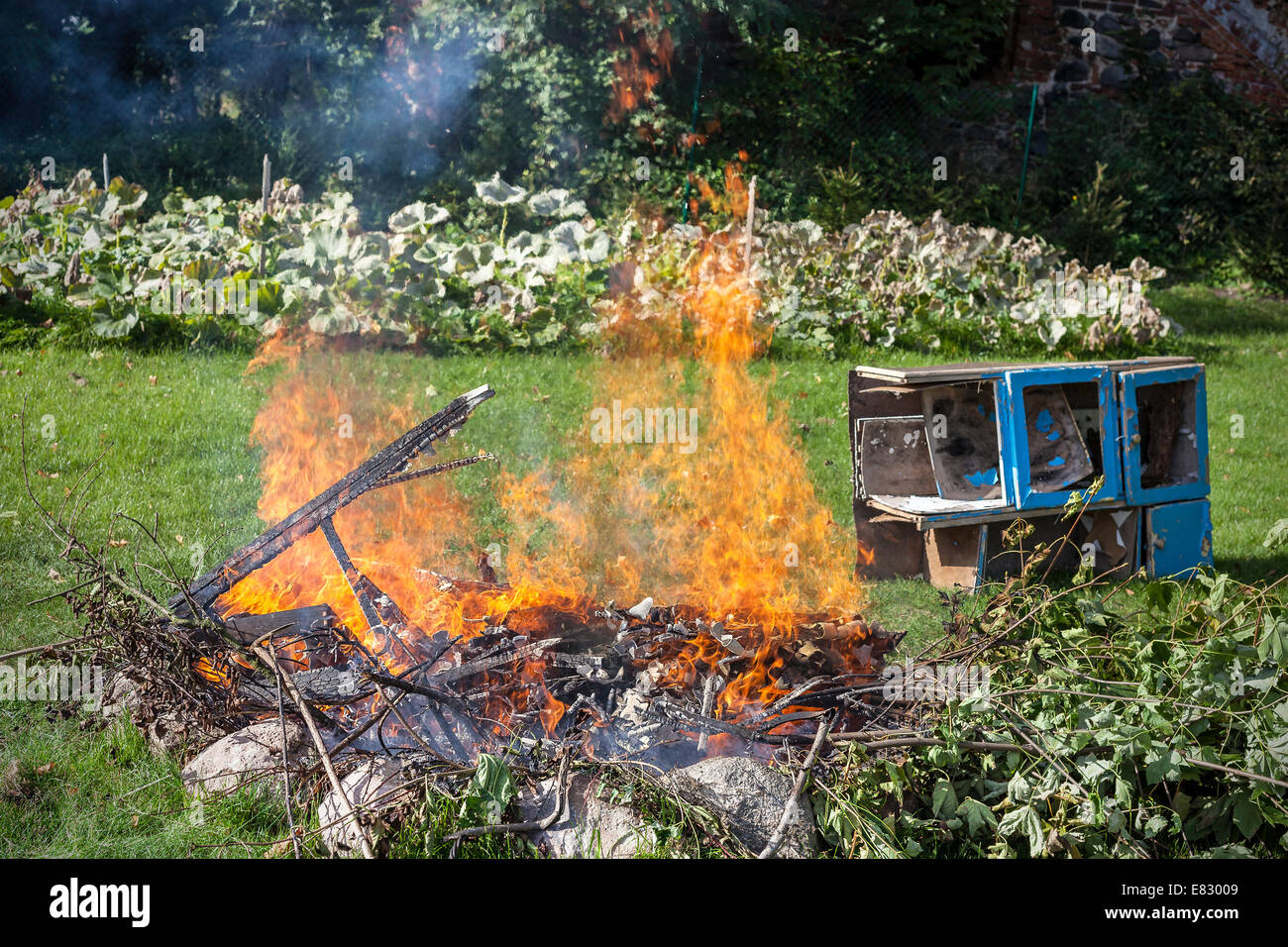Rifiuti nel fuoco, giardino masterizzazione illegale rifiutare. Foto Stock