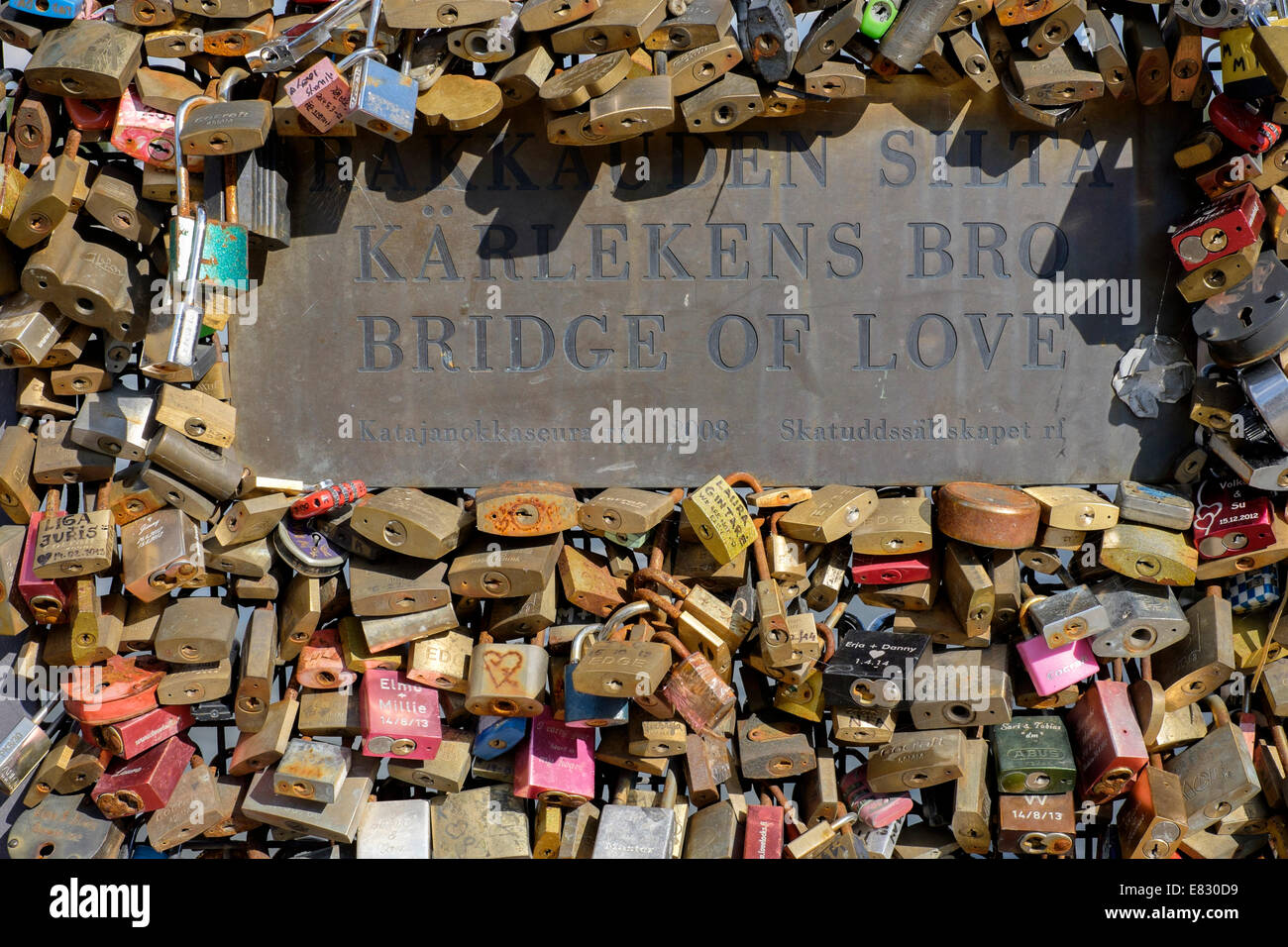 Finlandia, Helsinki, Rakkauden Silta, lucchetti circondano un segno sul Ponte dell'amore, che si trova vicino al bacino Linnanallas Foto Stock
