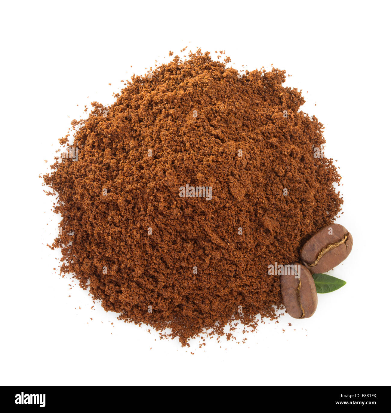 Fondi di caffè isolato su sfondo bianco Foto Stock