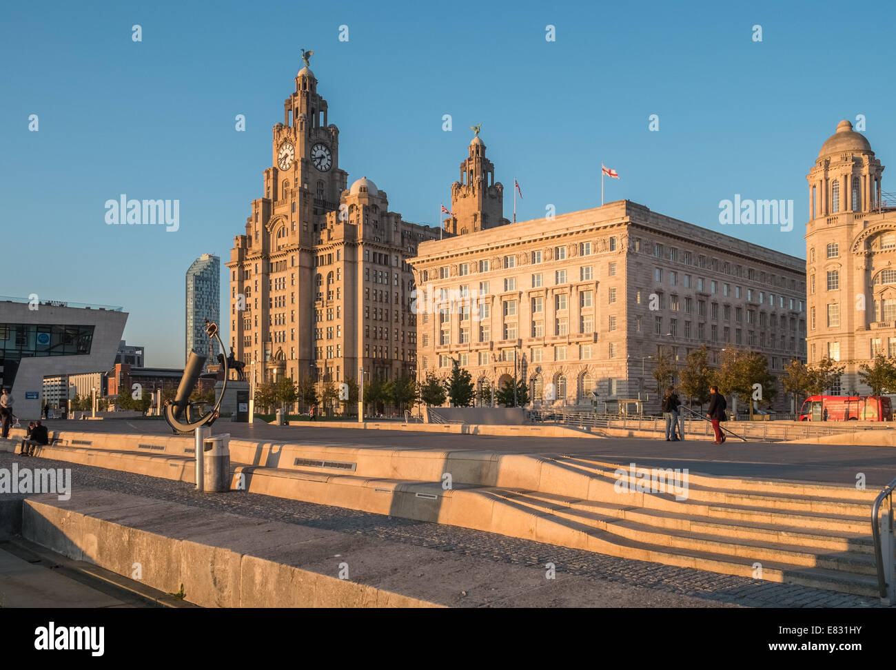 Royal Liver Building (sinistra) e Cunard Building, Pier Head, Liverpool, Merseyside, Regno Unito Foto Stock