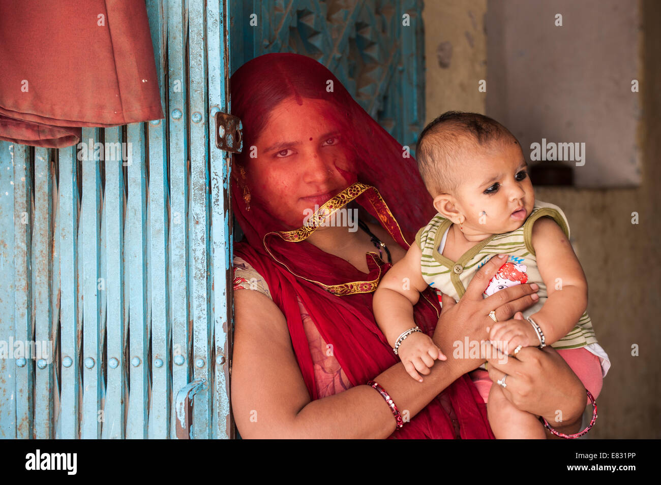 Madre e figlio sulla soglia di casa nella città blu di Jodhpur Foto Stock