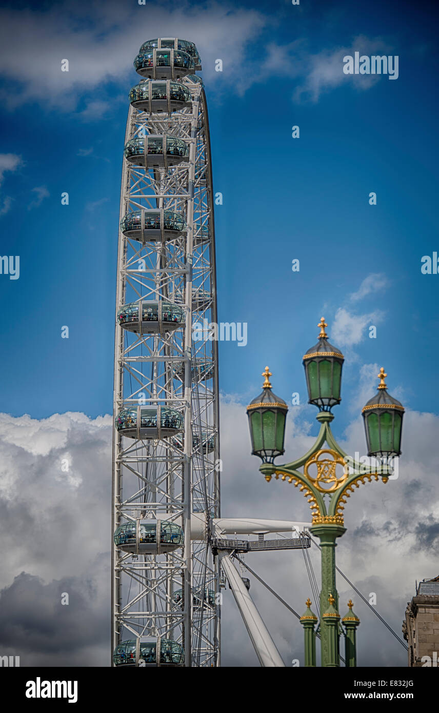 Un raffinato stile vittoriano lampada di strada sul ponte di Westminster a Londra con il London Eye in background Foto Stock