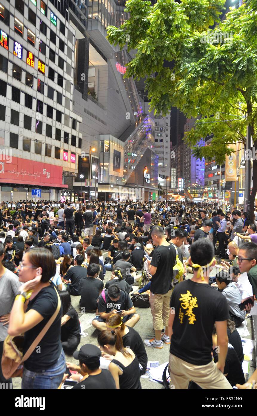 Hong Kong. 29Sep, 2014. Hong Kong le proteste: migliaia di giovani di indossare magliette nere prendono parte alla seconda notte di un pro-democrazia il sit-in di noto come 'occupano Central', bloccando il traffico su strada Hennessy, un altrimenti occupato multi-lane strada transitabile a Causeway Bay Hong Kong. L'umore era calma e celebrativo, considerando che la notte prima, nella Admiralty district, i manifestanti di fronte gas lacrimogeni, spruzzo di pepe e manganelli dalla polizia in piena sommossa ingranaggio. Credito: Stefan Irvine/Alamy Live News Foto Stock