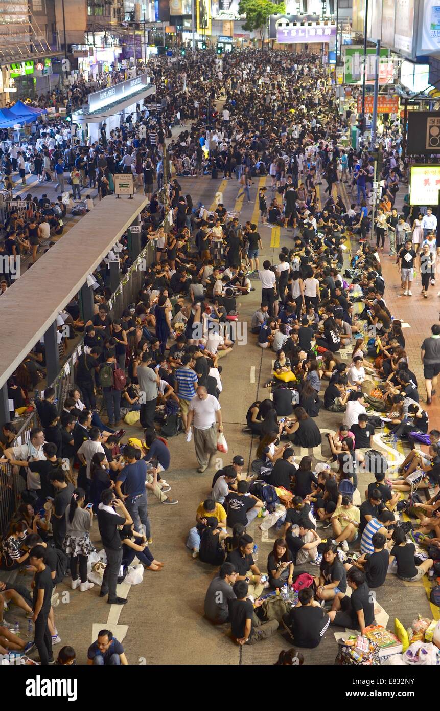 Hong Kong. 29Sep, 2014. Hong Kong le proteste: migliaia di giovani di indossare magliette nere prendono parte alla seconda notte di un pro-democrazia il sit-in di noto come 'occupano Central', bloccando il traffico su Yee Wo Street, una altrimenti occupato multi-lane strada transitabile a Causeway Bay Hong Kong. L'umore era calma e celebrativo, considerando che la notte prima, nella Admiralty district, i manifestanti di fronte gas lacrimogeni, spruzzo di pepe e manganelli dalla polizia in piena sommossa ingranaggio. Credito: Stefan Irvine/Alamy Live News Foto Stock