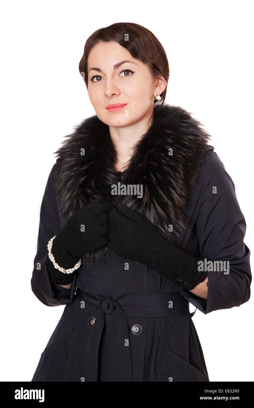 Bella donna in nero coat isolato su sfondo bianco Foto Stock