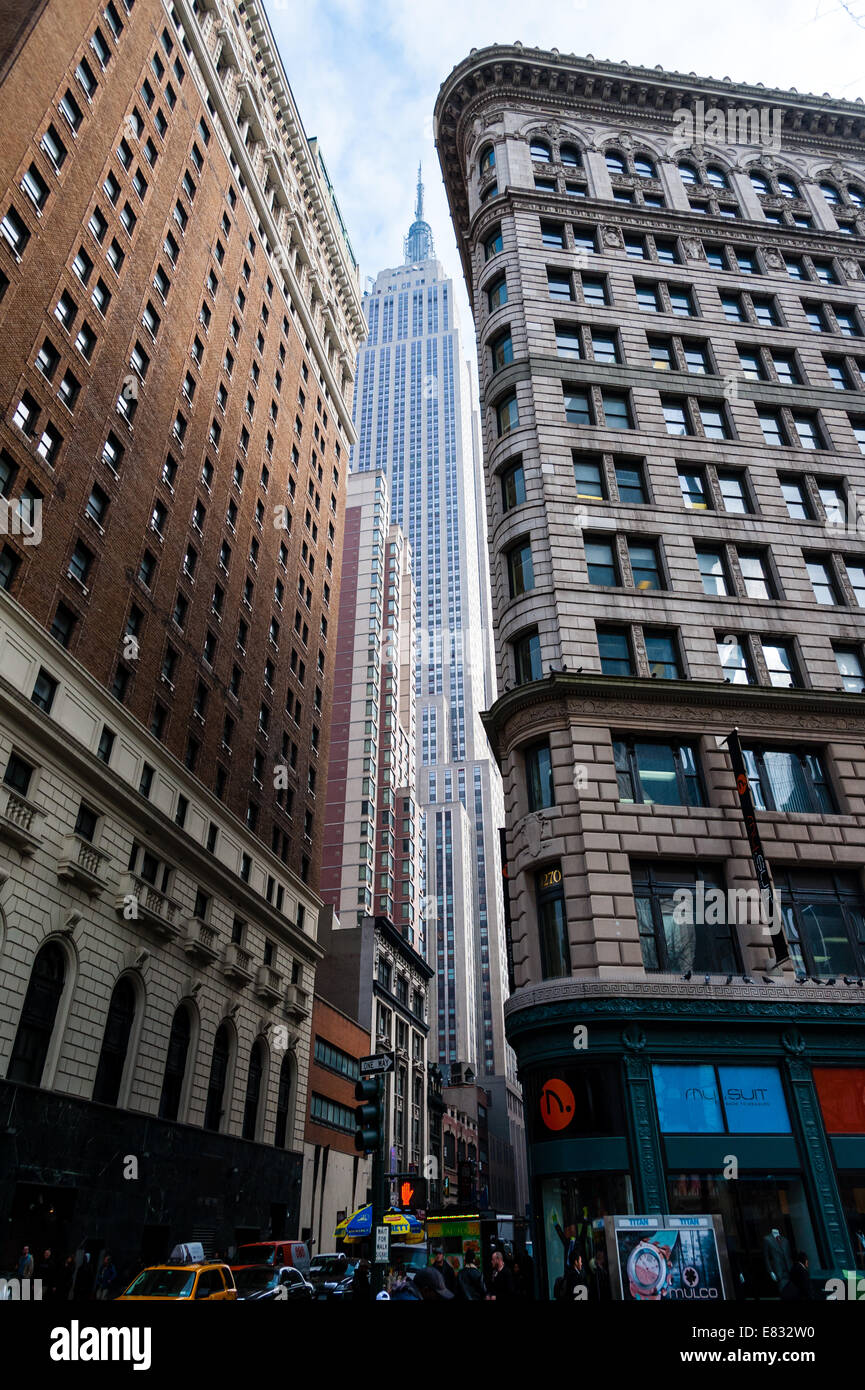 Noi, New York City. Empire State Building da Herald Square, Broadway & XXXIII Street. Foto Stock