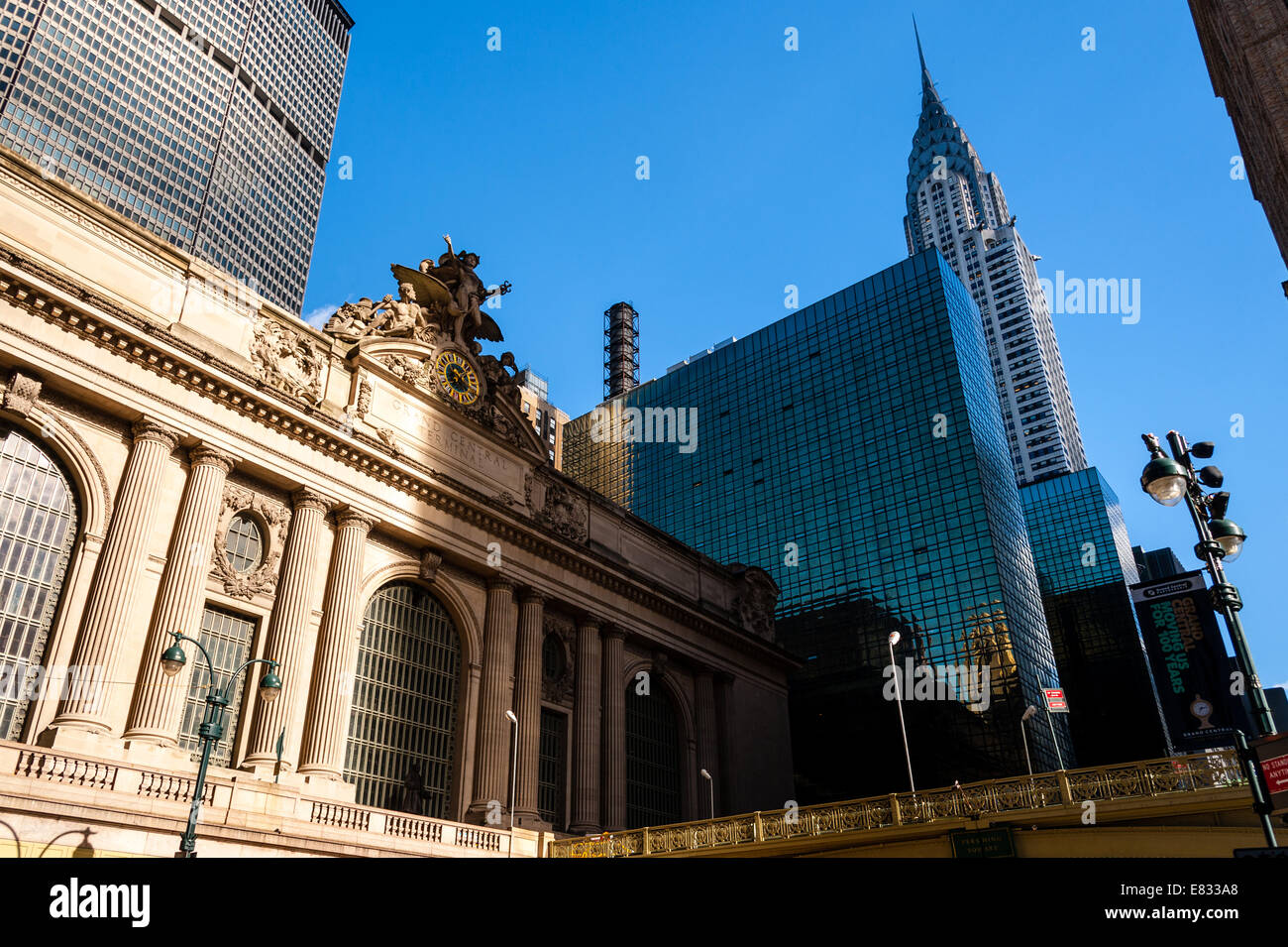Noi, New York City. La Grand Central Station, Chrysler Building in background. Foto Stock