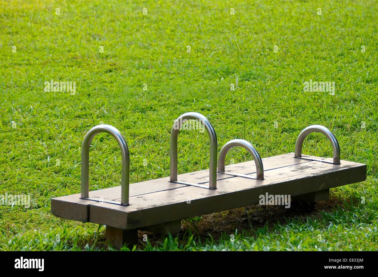 Gli anelli di ginnastica per fitness nel parco giochi Foto Stock