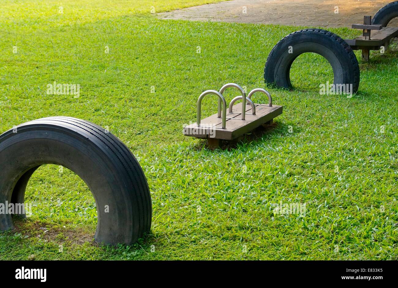 Gli anelli di ginnastica per fitness nel parco giochi Foto Stock