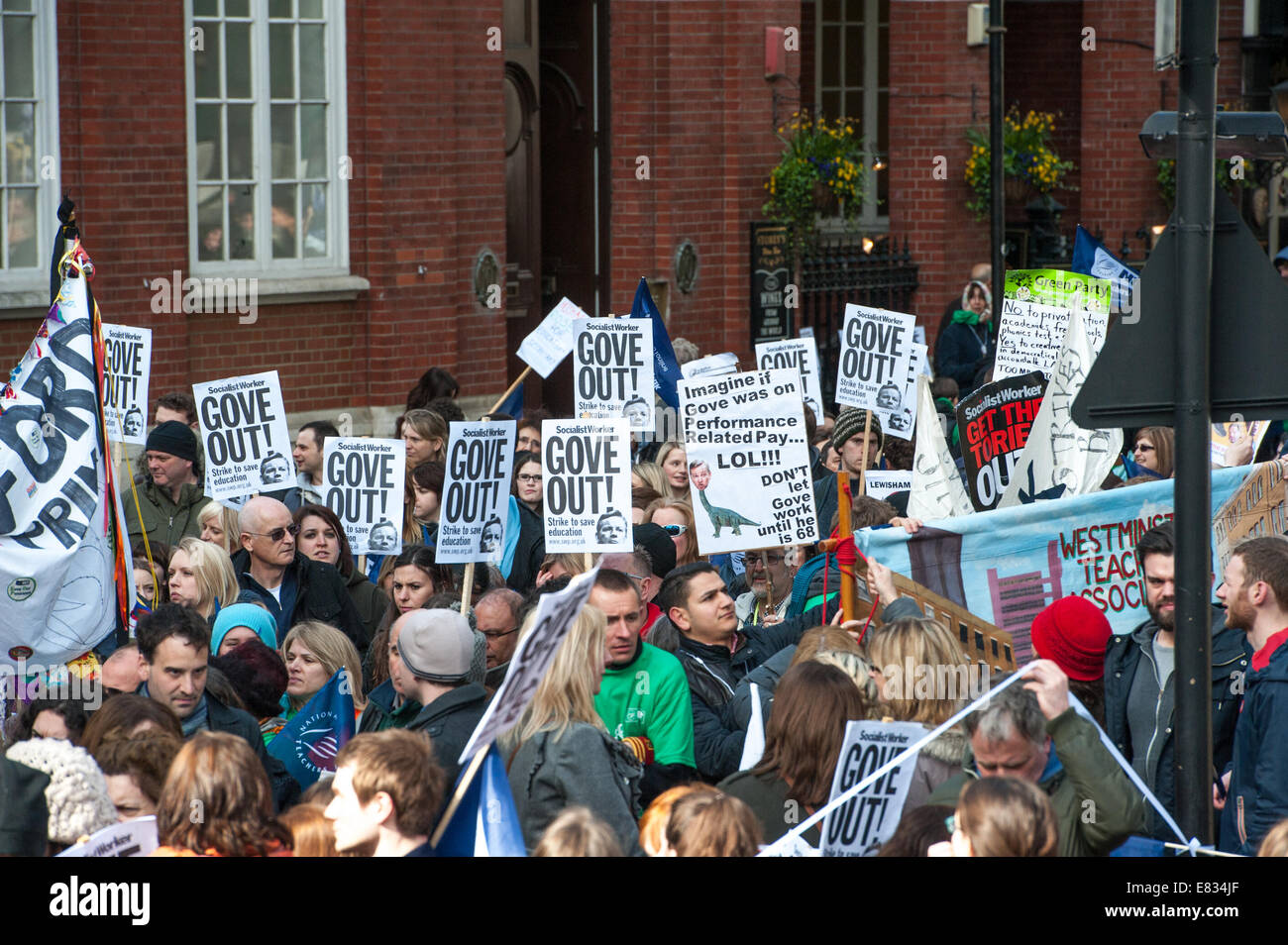 Unione nazionale degli insegnanti marzo attraverso il centro di Londra durante una giornata di sciopero. Manifestanti azienda cartelli e bandiere raccogliere fuori Central Methodist Hall durante il dado sciopero. Dotato di: dimostranti,manifestanti dove: London, England, Regno Unito quando: 26 Mar 2014 Foto Stock