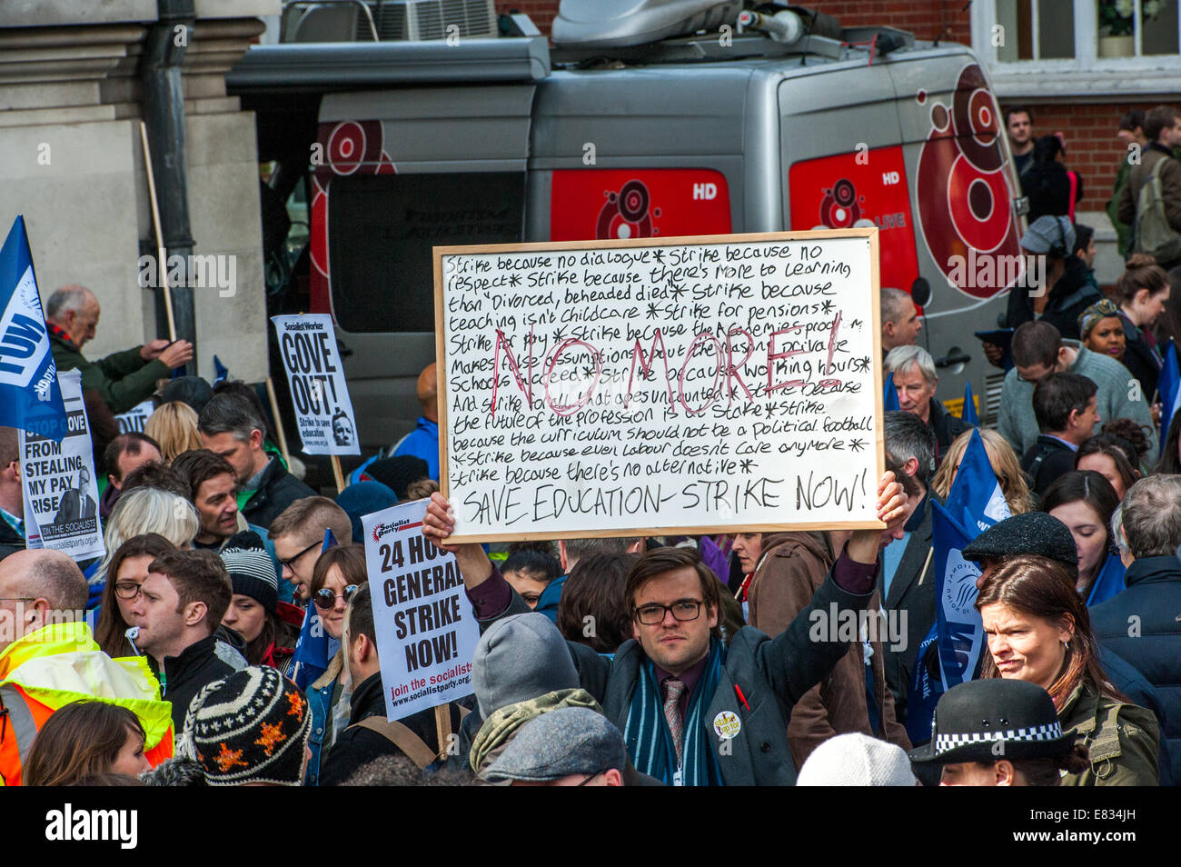 Unione nazionale degli insegnanti marzo attraverso il centro di Londra durante una giornata di sciopero. Un manifestante detiene una lavagna chiamando per lo sciopero fuori Central Methodist Hall durante il dado sciopero. Dotato di: dimostranti,manifestanti dove: London, England, Regno Unito quando: 26 Mar 2014 Foto Stock