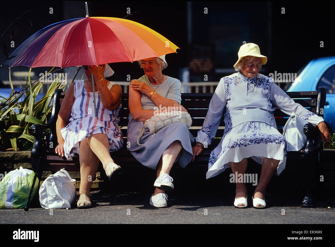 Tre donne pensionati in appoggio sul lungomare Worthing Foto Stock