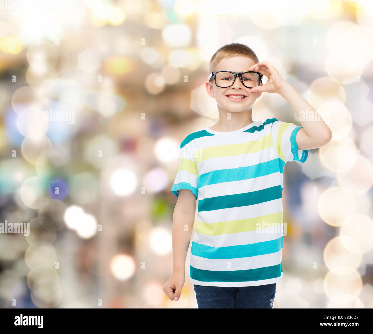 Sorridente ragazzino occhiali Foto Stock