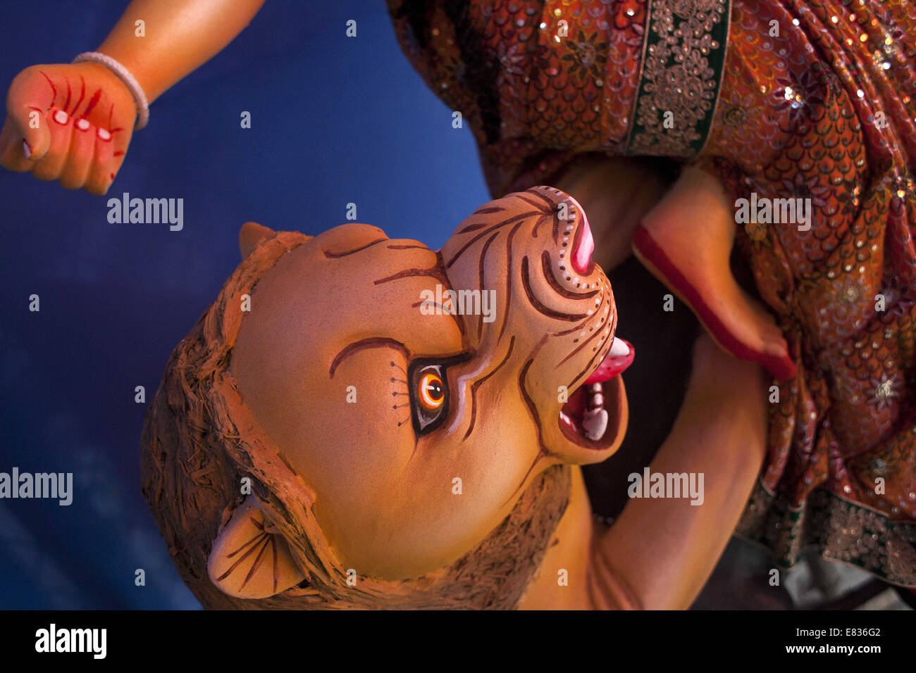 Dacca in Bangladesh. 29Sep, 2014. La Dea Durga pronto per la Durga Puja.Durga è invincibile la Dea Madre, a cavallo di un leone in battaglia. Creato da Dio quando il male minacciato l'universo, Ella è ''˜Shakti' il potere divino per stare in piedi contro, assorbono e combattere forze oscure. Per tutto il culto, noto come Puja indù persone celebrano la sconfitta del male da Durga.dio indù e Dee come il più grande festival del credente indù chiamato Durga Puja. Credito: Zakir Hossain Chowdhury/ZUMA filo/Alamy Live News Foto Stock