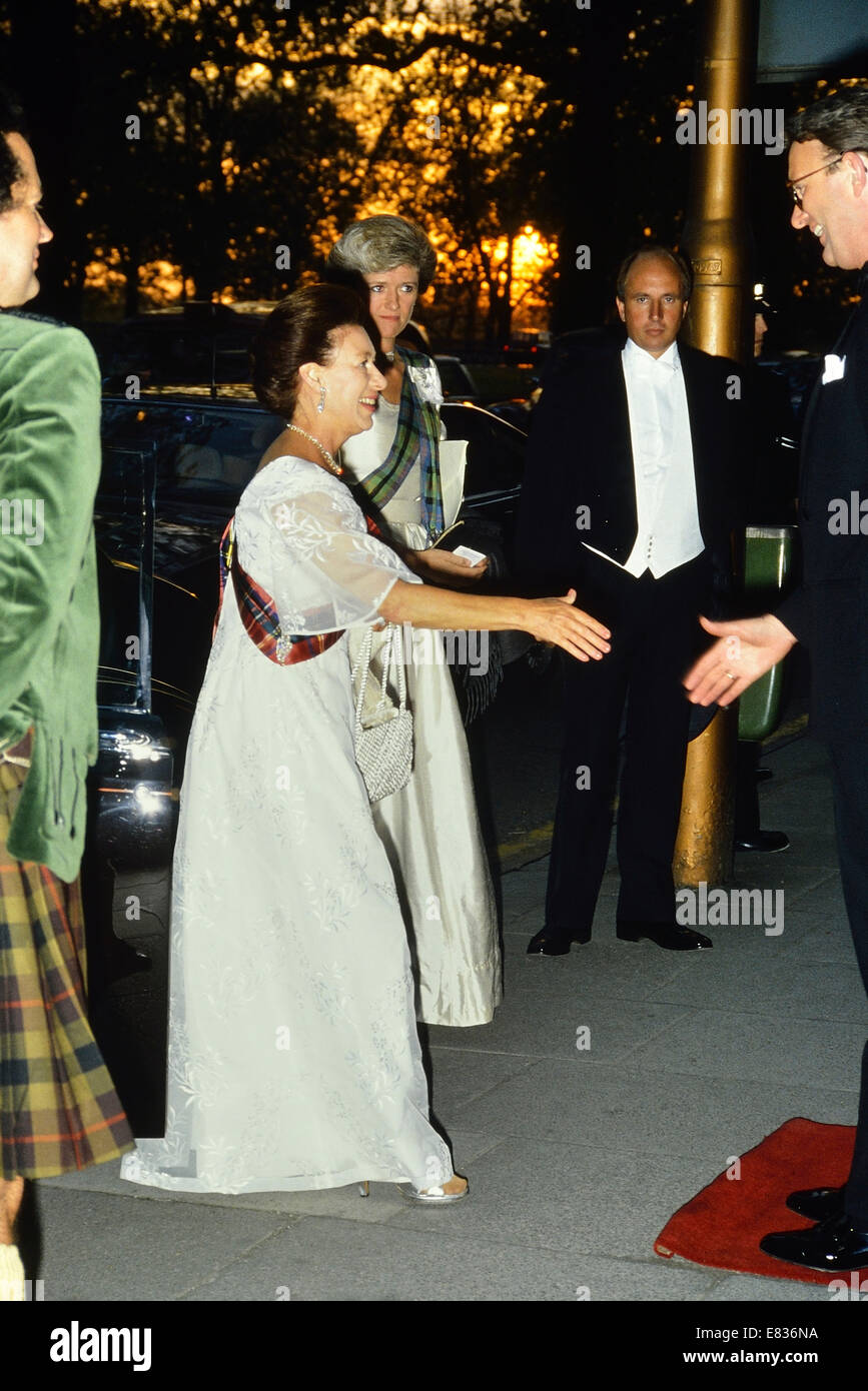 La principessa Margaret arrivando per il Royal Caledonian Palla al Grosvenor House Hotel a Londra, Inghilterra, Regno Unito. 1989 Foto Stock