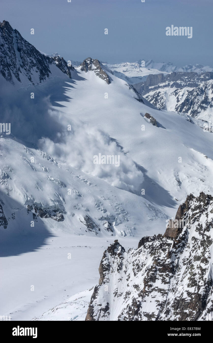 Un enorme valanga innescata da serac tuonanti cadono verso il basso e verso la conca Argentiere, ghiacciaio Grandes Montents, argentiere Foto Stock