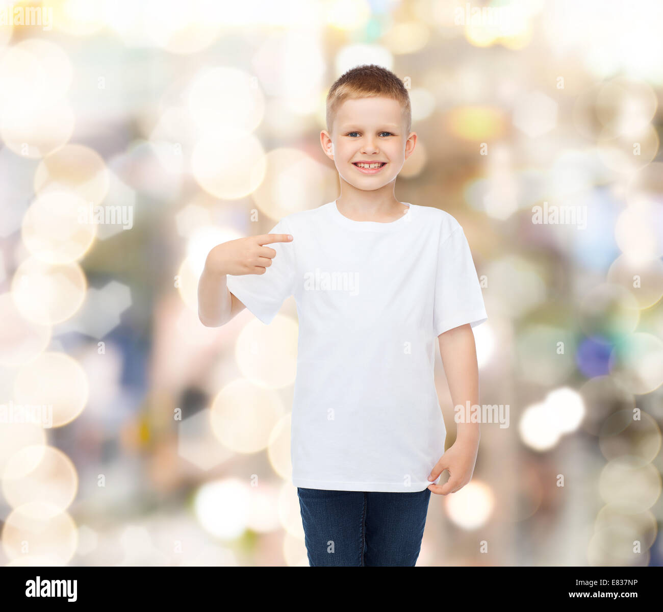 Sorridente little boy in bianco fustellato t-shirt Foto Stock