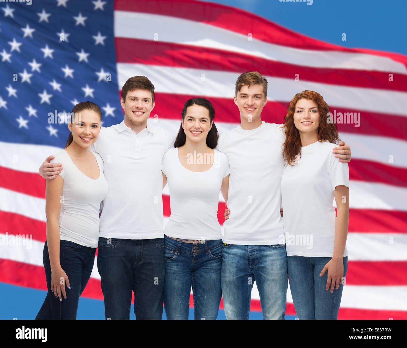 Gruppo di adolescenti sorridente in bianco fustellato t-shirts Foto Stock