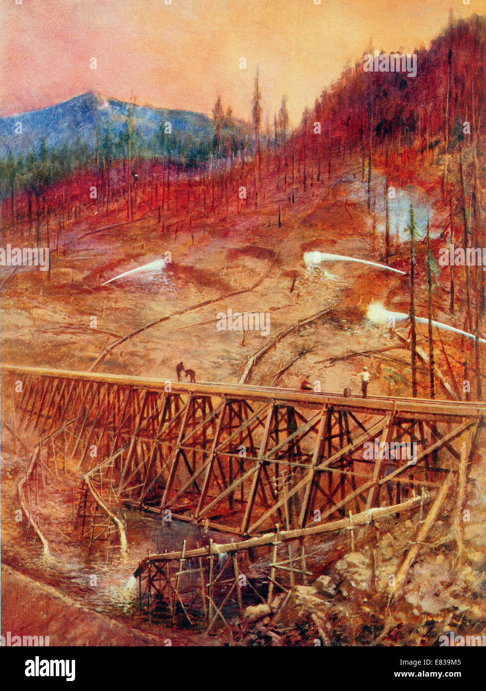 Il riempimento in un traliccio di legno da sluicing idraulico circa 1920 Foto Stock Il riempimento in un traliccio di legno da sluicing idraulico circa 1920 Foto Stock