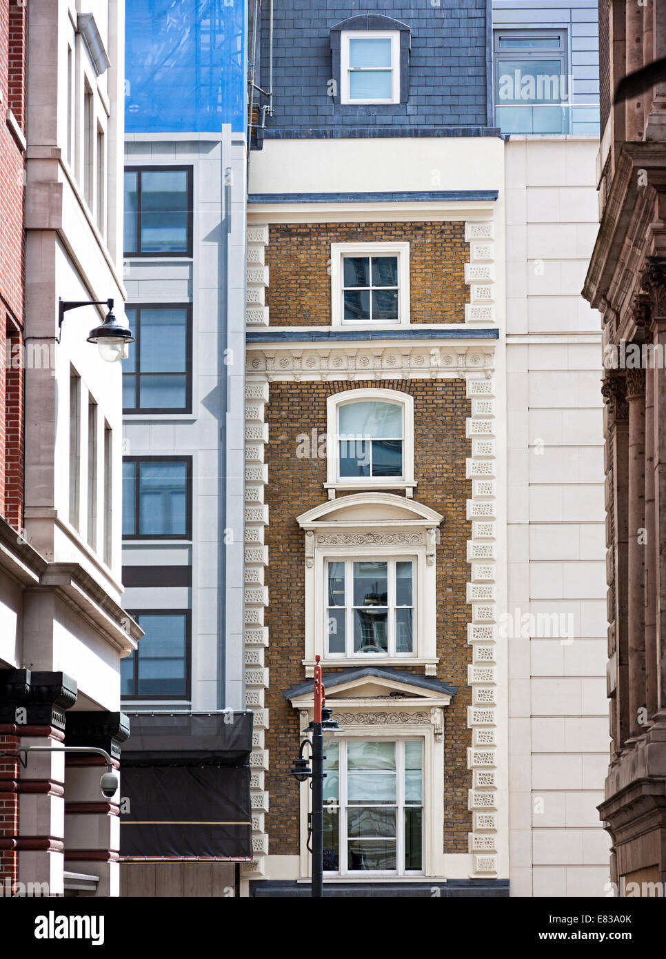 Il contrasto di colori edifici in Londra Foto Stock