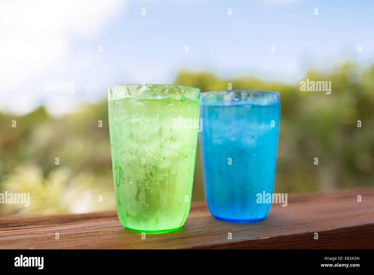 In prossimità di due bicchieri di acqua fredda Foto Stock