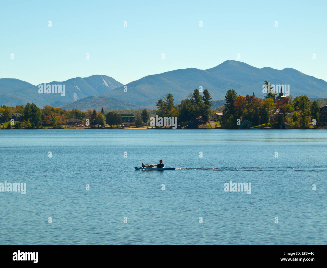 L'uomo canoa in Lake Placid, New York in autunno Foto Stock