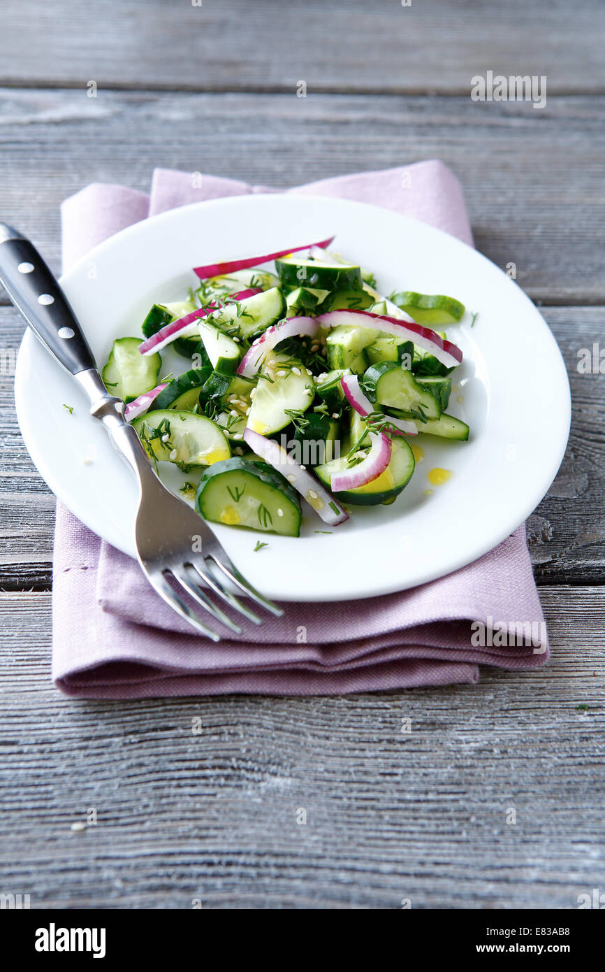 Con insalata di cetrioli sulla piastra, cibo sano Foto Stock