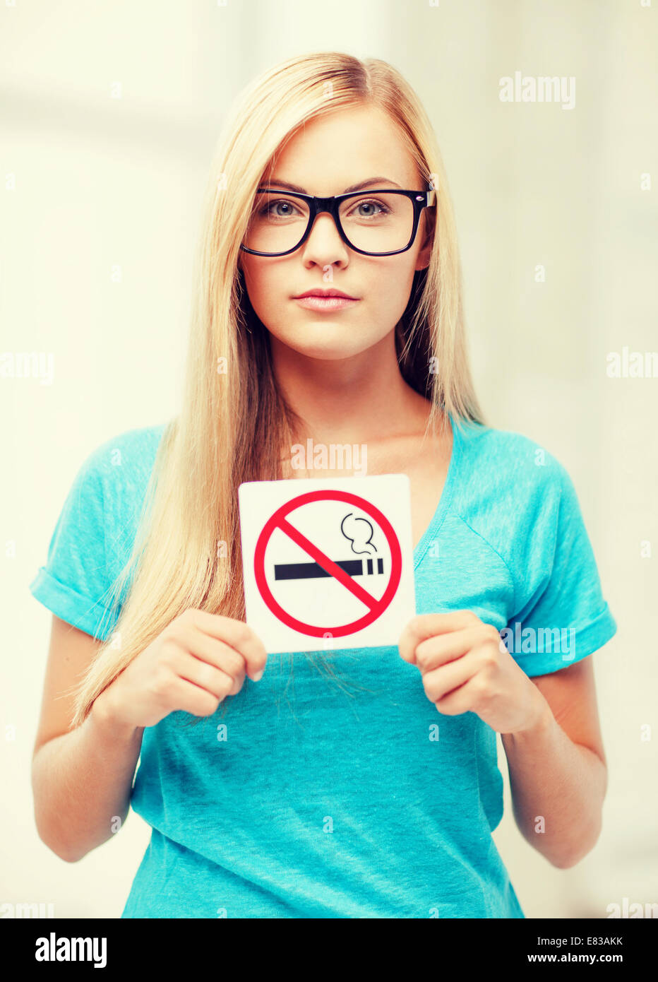 Donna con fumatori segno di restrizione Foto Stock