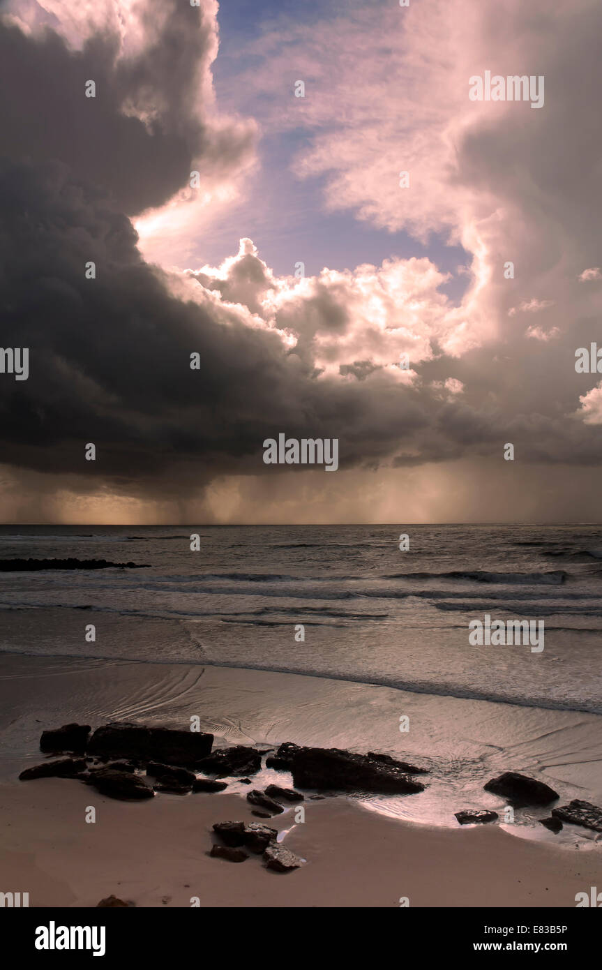 Spiaggia di Victoria e la tempesta, Cadiz, regione dell'Andalusia, Spagna, Europa Foto Stock