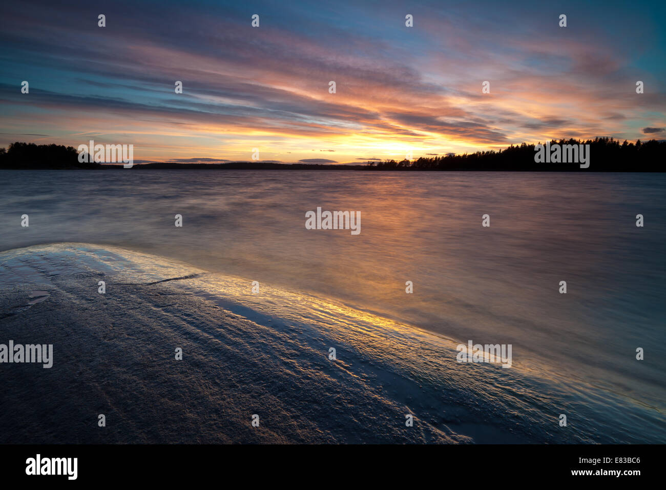 Incredibile autunno tramonto all'isola Østenrødøya nel lago Vansjø in Østfold, Norvegia. Vansjø è una parte dell'acqua sistema chiamato Morsavassdraget. Foto Stock