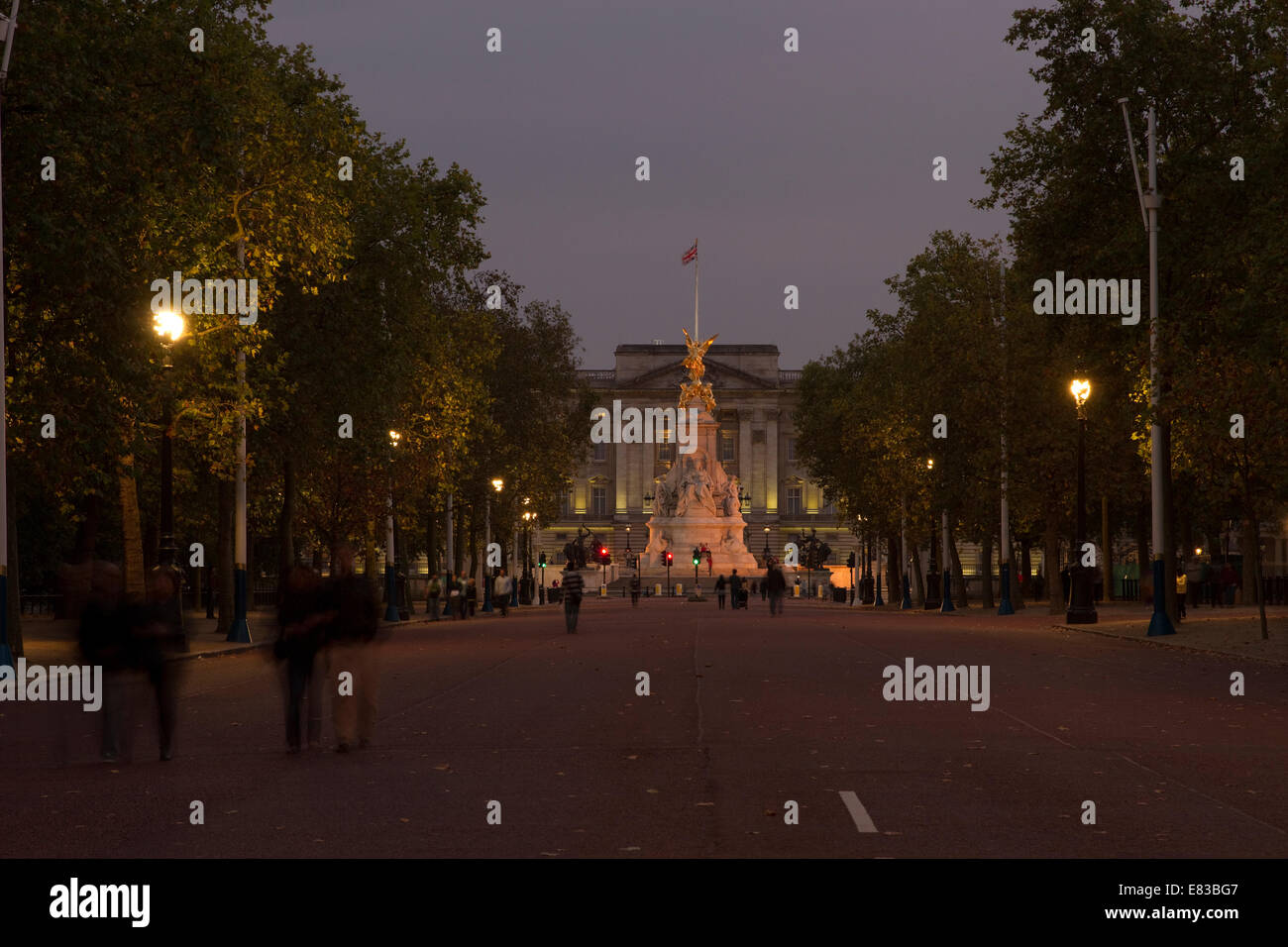 Questa immagine mostra il memoriale della Victoria in cima al centro commerciale a Londra in Inghilterra con Buckingham Palace dietro. Foto Stock