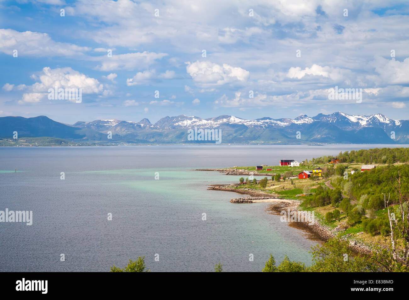 Vista panoramica del fiordo, neve montagne e casa, Norvegia Lofoten Foto Stock