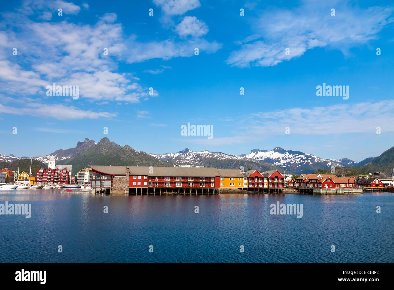 Vista estiva a Svolvaer, Isole Lofoten in Norvegia Foto Stock