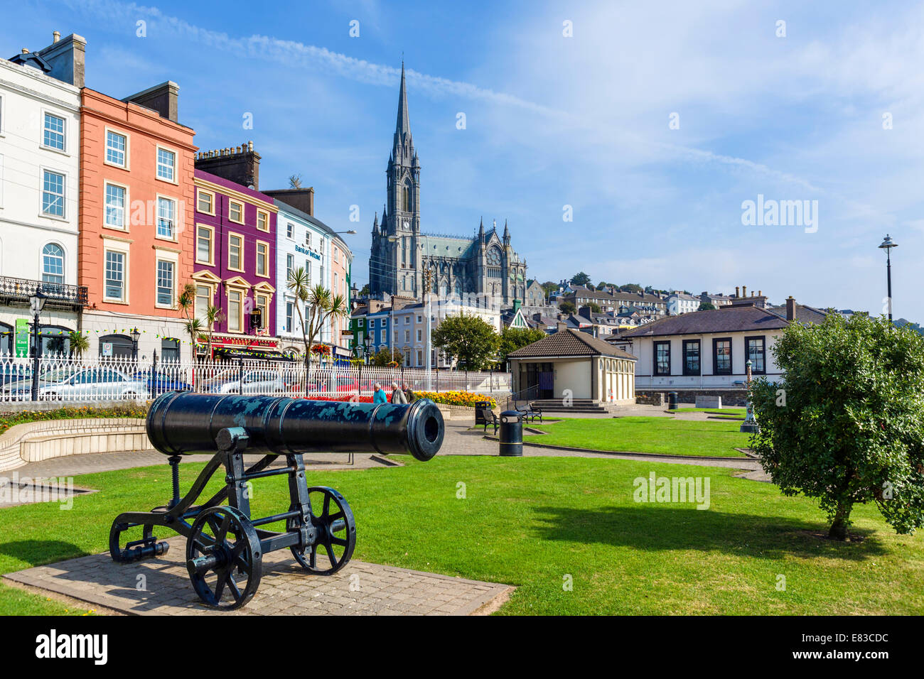 Vista della città e St Colman's Cathedral da Kennedy Park, Cobh, nella contea di Cork, Repubblica di Irlanda Foto Stock