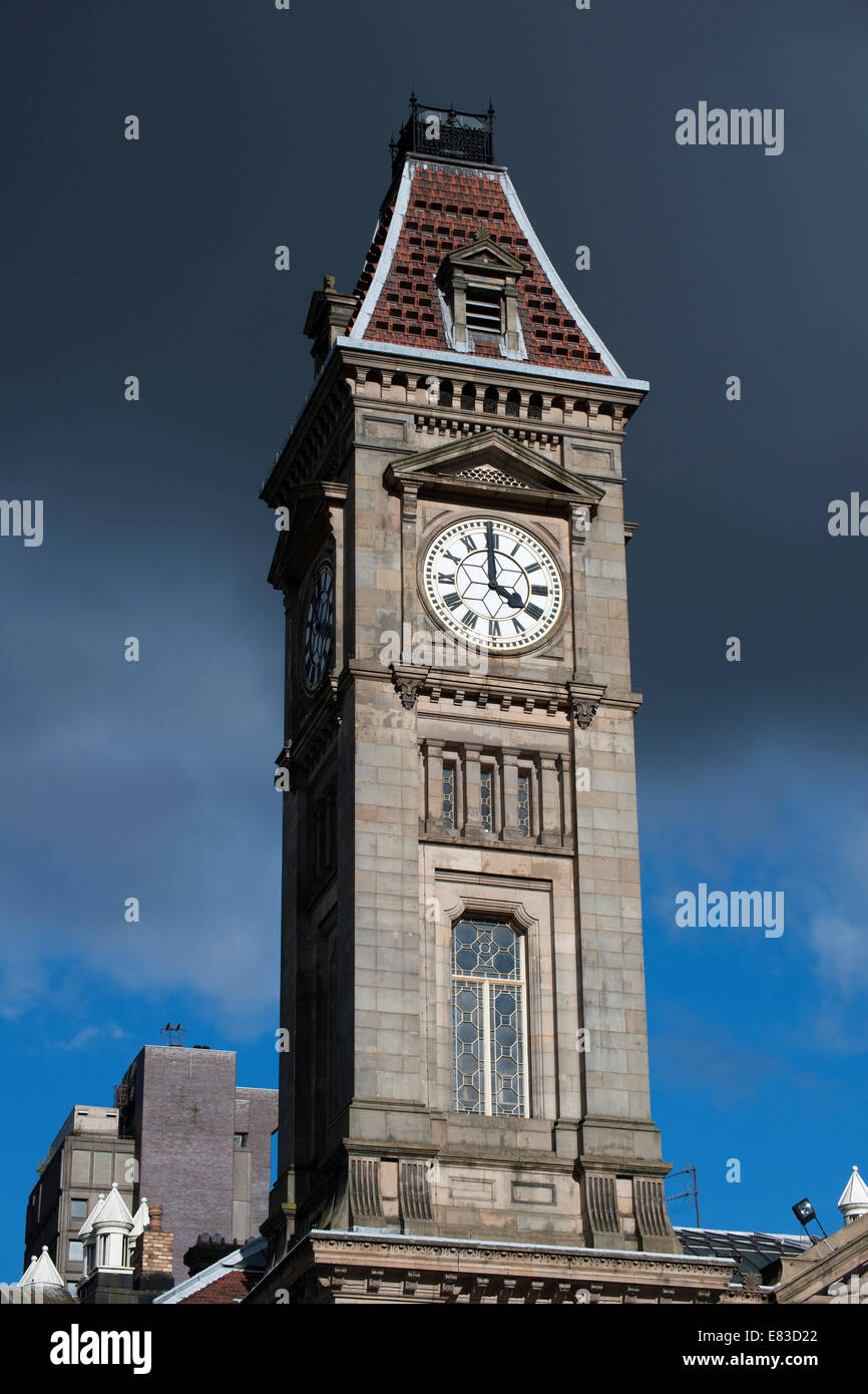 Torre dell'orologio del Birmingham Museum & Art Gallery, Chamberlain Square, Birmingham, Inghilterra, Regno Unito Foto Stock