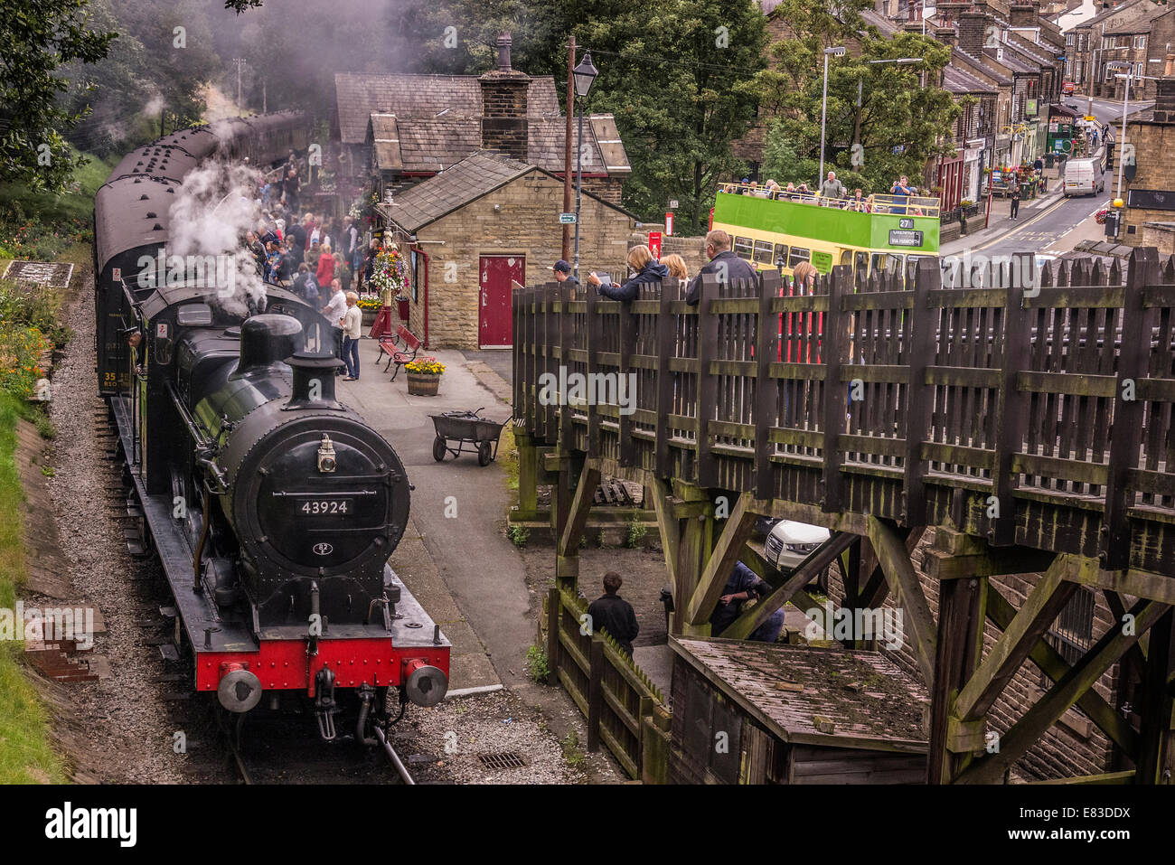 LMS Classe 4F 0-6-0 "Big merci' motore trasporta un treno passeggeri a Haworth stazione sul Keighley e Worth Valley Railway. La KWR Foto Stock