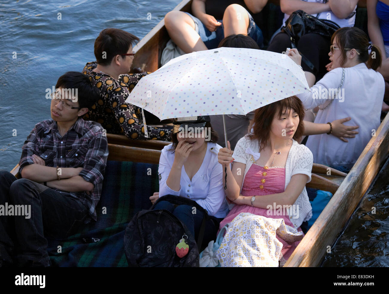 I turisti giapponesi punting sul fiume Cam, Cambridge, Regno Unito su una soleggiata giornata d'estate Foto Stock