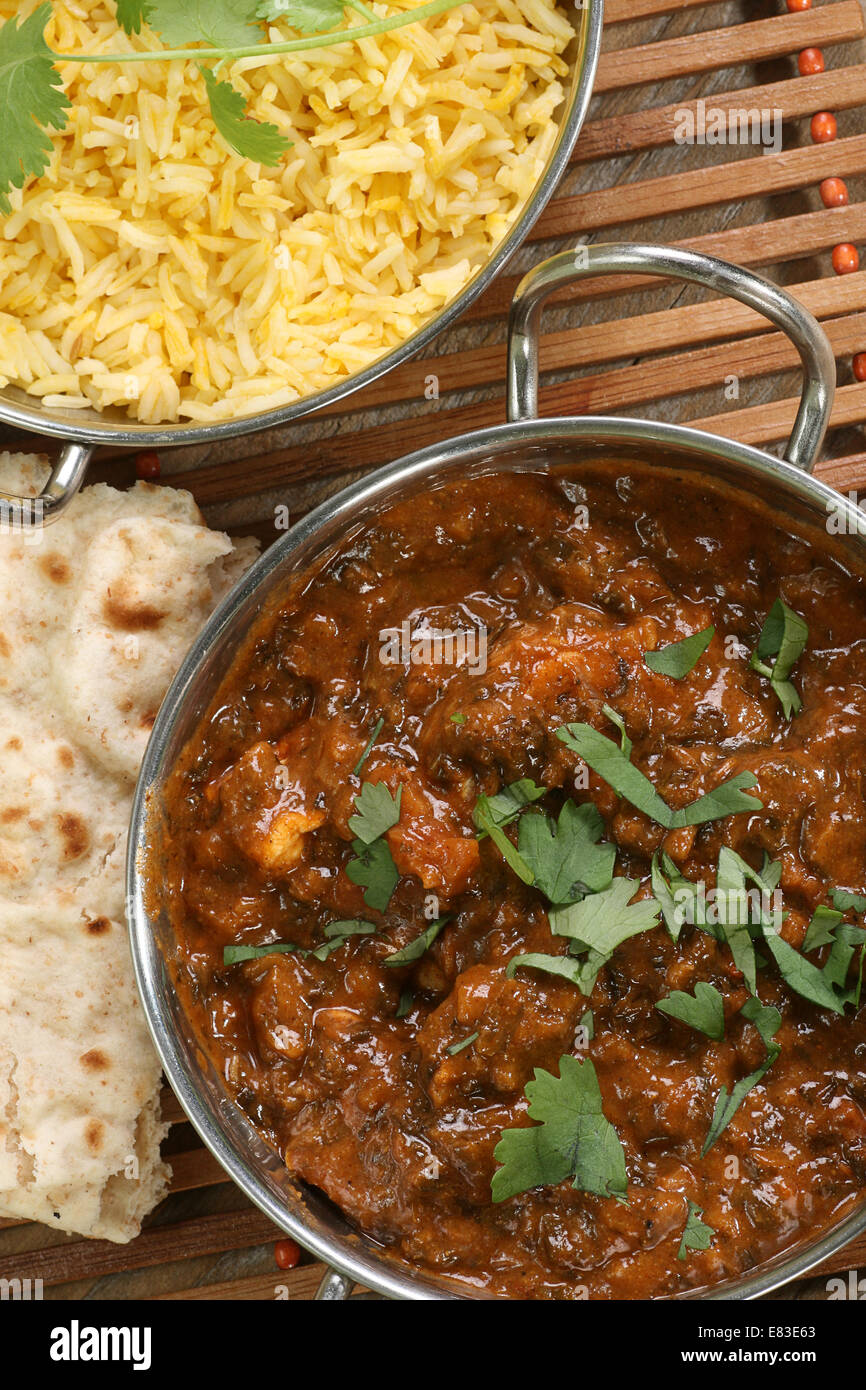 Il cibo indiano saag masala curry con riso e chapatis Foto Stock