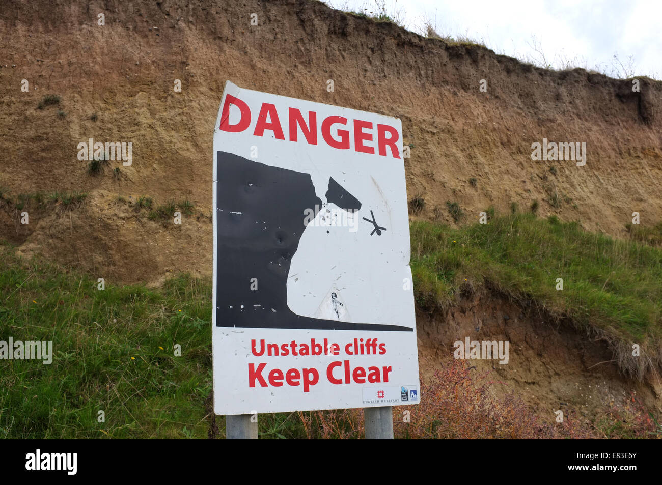 Segnaletica di pericolo scogliere instabili in reculver bay nel Kent REGNO UNITO 2014 Foto Stock