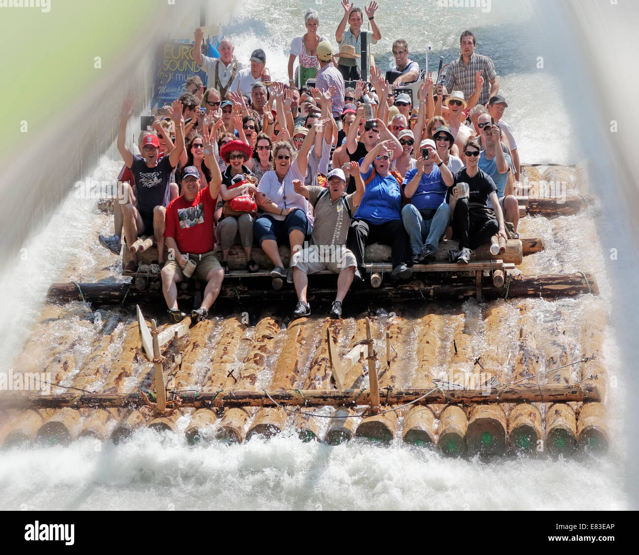 DE - Baviera: Rafting sul fiume Isar Schaeftlarn a sud di Monaco di Baviera (foto: più lunga Flume Europea) Foto Stock