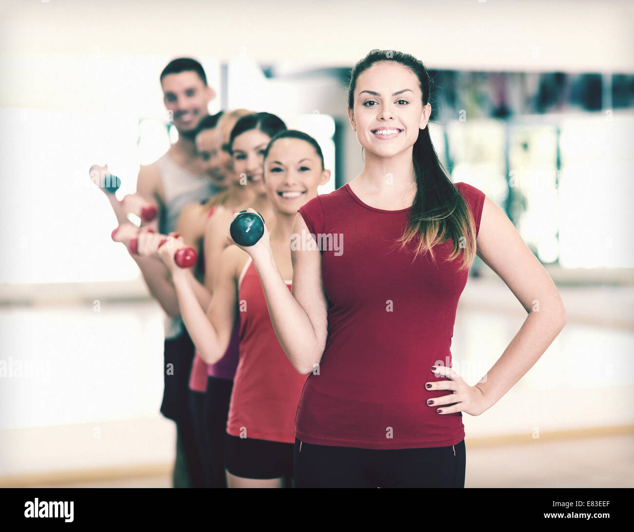 Gruppo di popolo sorridente con manubri in palestra Foto Stock Gruppo di popolo sorridente con manubri in palestra Foto Stock